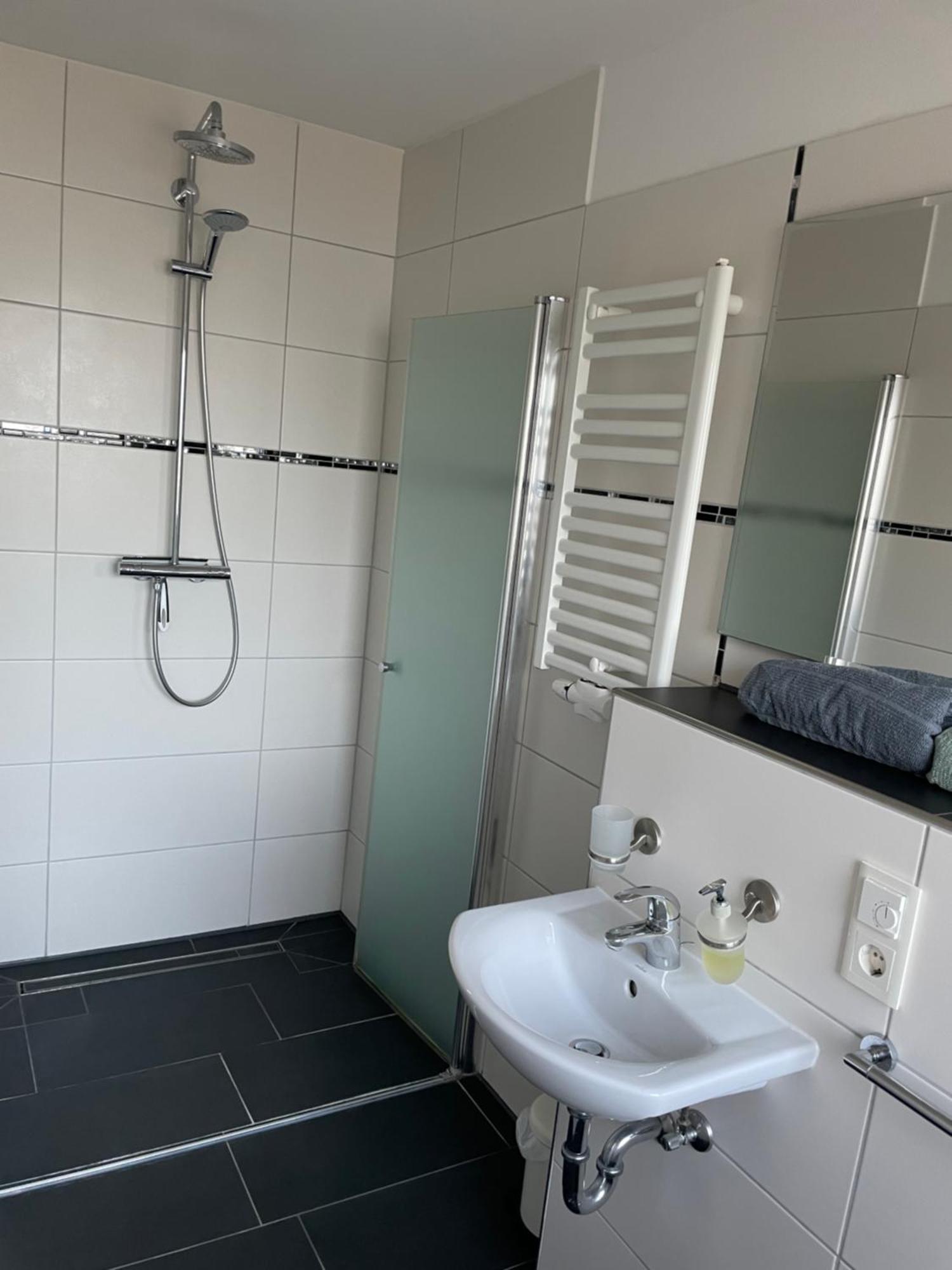 Ferienwohnung Mit Fussbodenheizung Nahe Messe, Gratis Parkplatz Und Abstellplatz E - Bike Hanôver Exterior foto
