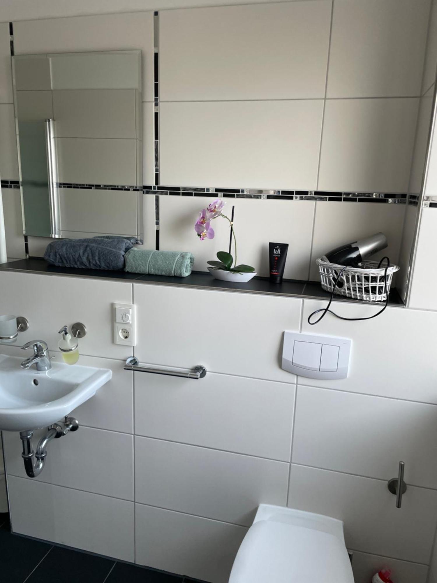 Ferienwohnung Mit Fussbodenheizung Nahe Messe, Gratis Parkplatz Und Abstellplatz E - Bike Hanôver Exterior foto